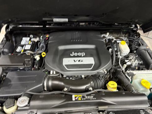 Used 2017 Jeep Wrangler Unlimited Sahara image 27