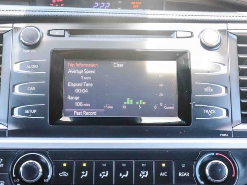Used 2017 Toyota Highlander LE w/ Carpet Mat Package FWD image 17