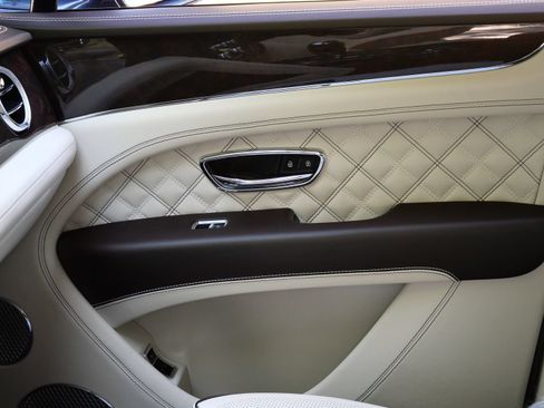 Used 2021 Bentley Bentayga AWD/4WD image 14