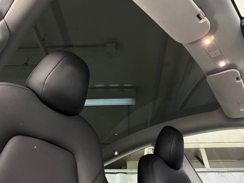 Used 2021 Tesla Model Y Long Range AWD/4WD image 24