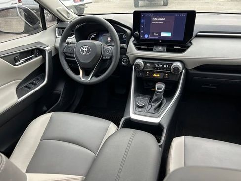 Used 2023 Toyota RAV4 XLE Premium image 18
