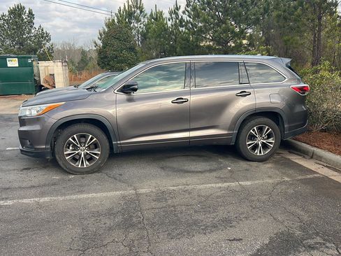 Used 2016 Toyota Highlander XLE image 4