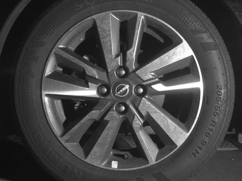 Used 2025 Nissan Versa SV image 12