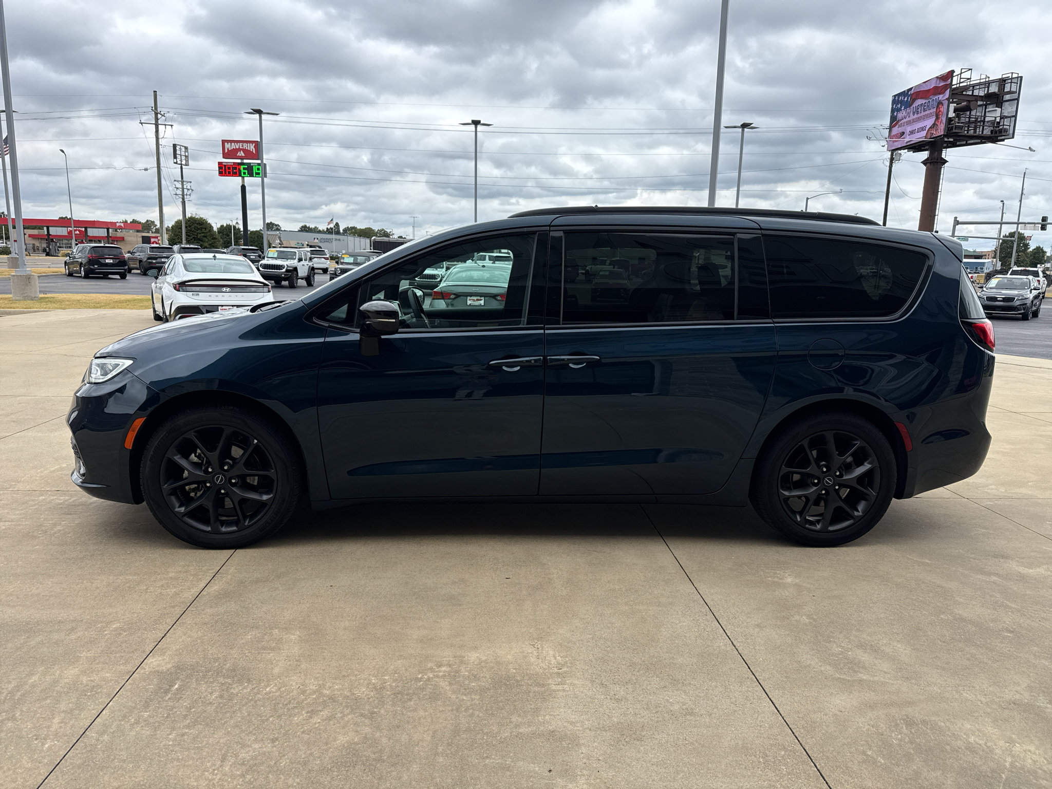 Used 2025 Chrysler Pacifica Limited FWD image 4