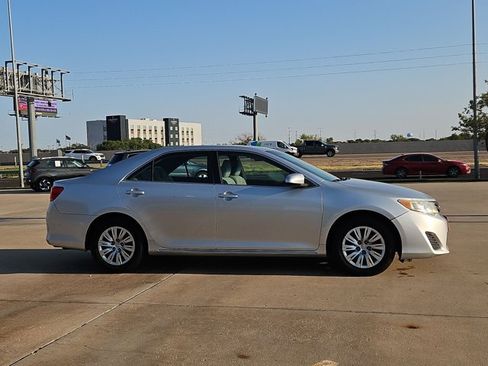 Used 2012 Toyota Camry LE FWD image 4