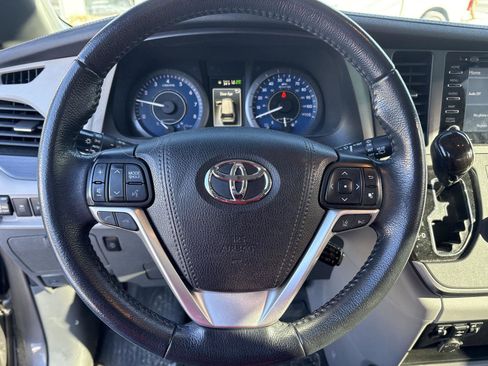 Used 2020 Toyota Sienna XLE image 11