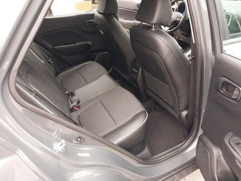 Used 2025 Hyundai Venue Limited FWD image 17