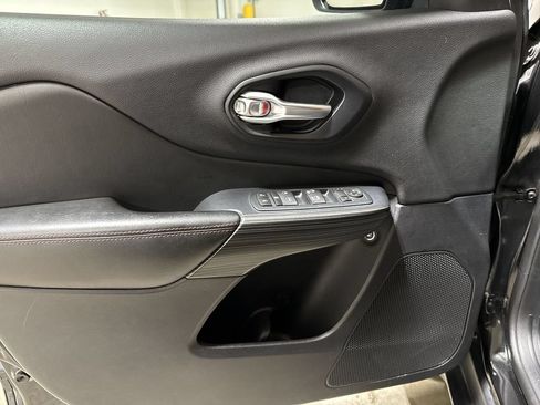Used 2016 Jeep Cherokee Trailhawk AWD/4WD image 21