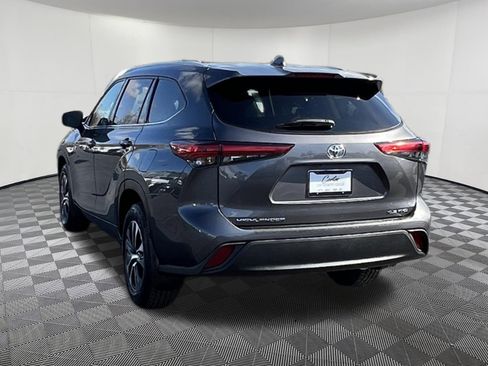 Used 2022 Toyota Highlander XLE image 4