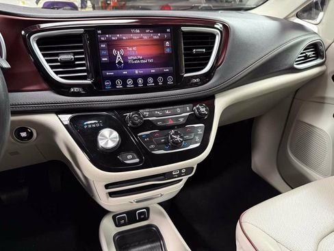 Used 2018 Chrysler Pacifica Limited w/ Tire & Wheel Group FWD image 18