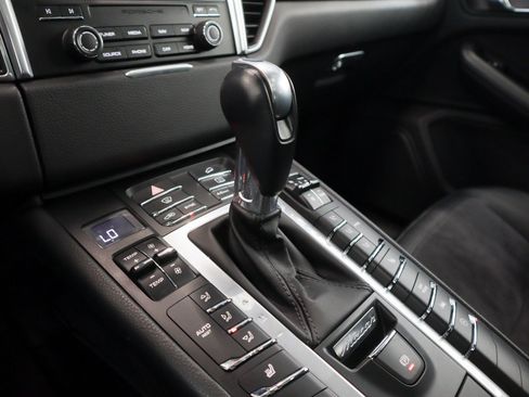 Certified 2018 Porsche Macan image 19