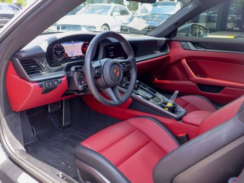 Used 2025 Porsche 911 Carrera RWD image 4