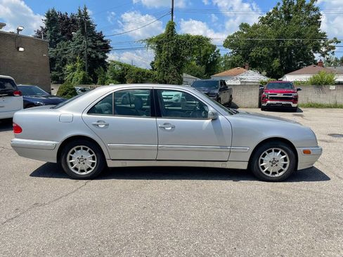Used 2000 Mercedes-Benz E 320 Sedan image 4