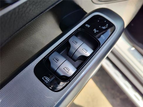 Used 2024 Mercedes-Benz GLC 300 4MATIC image 17