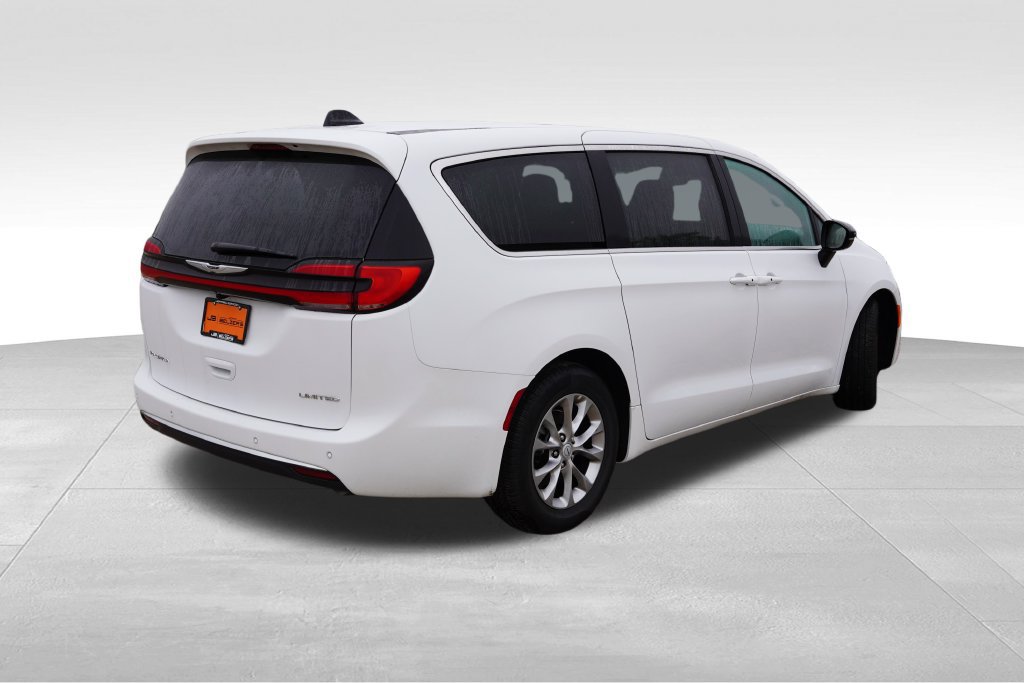 Certified 2026 Chrysler Pacifica Limited FWD image 5
