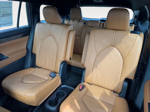 New 2026 Toyota Highlander Platinum AWD/4WD image 16