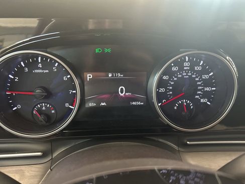 Used 2024 Kia Carnival EX FWD image 9