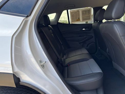 Used 2025 Chevrolet Trax LT FWD image 39