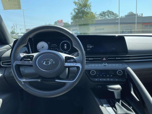 Used 2023 Hyundai Elantra SEL w/ Convenience Package FWD image 10
