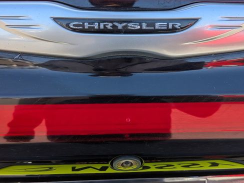 Used 2023 Chrysler Pacifica Touring-L FWD image 5