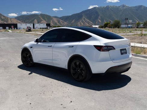 Used 2024 Tesla Model Y Long Range AWD/4WD image 8