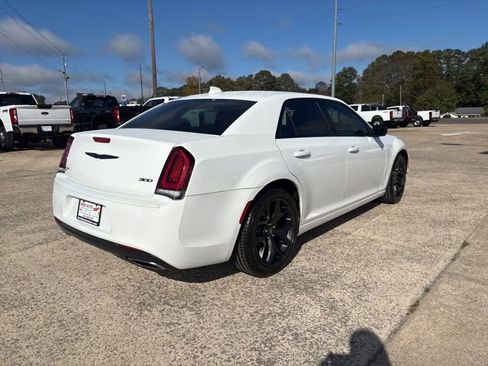 Used 2022 Chrysler 300 Touring w/ Sport Appearance Package image 8