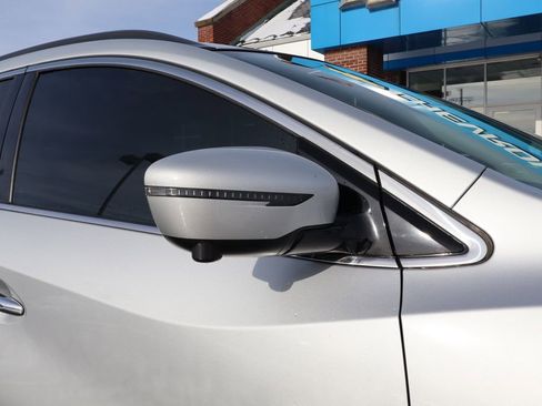 Used 2017 Nissan Murano SV w/ Premium Plus Package image 2