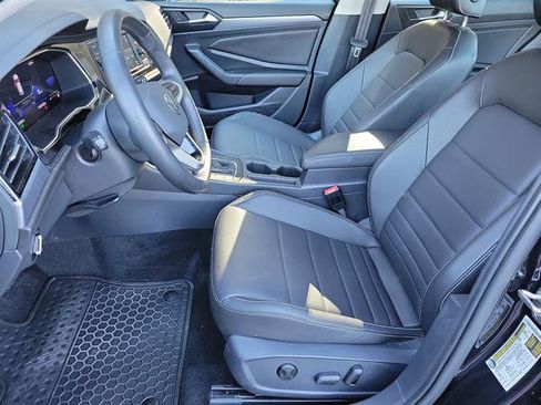 Used 2023 Volkswagen Jetta SE image 3