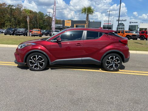 Used 2018 Toyota C-HR XLE image 5