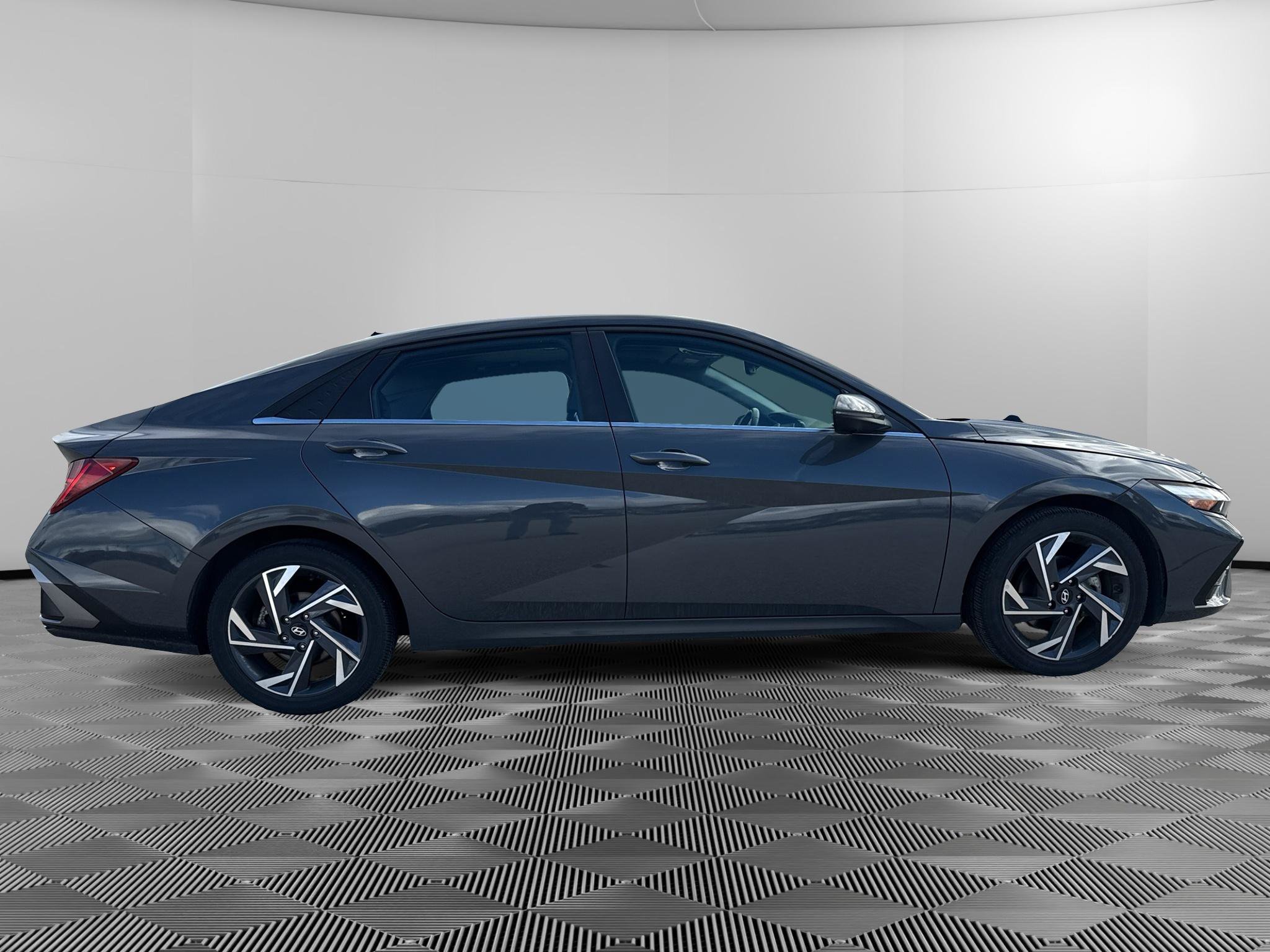 Used 2024 Hyundai Elantra Limited FWD image 5