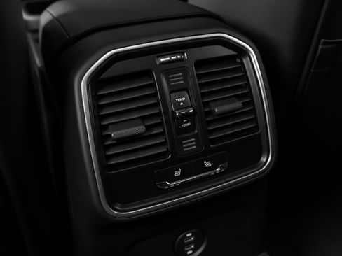 Certified 2025 Porsche Macan image 36