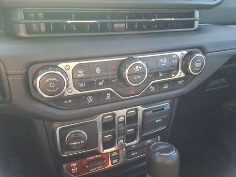Used 2025 Jeep Gladiator Rubicon AWD/4WD image 31