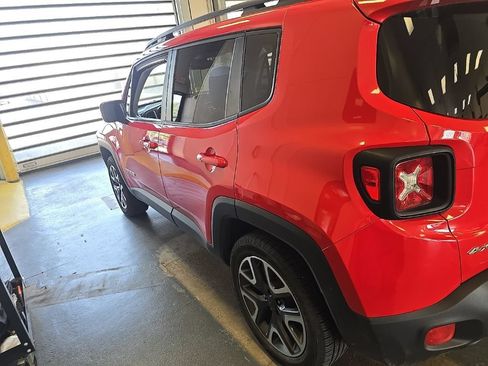Used 2018 Jeep Renegade Latitude w/ Cold Weather Group AWD/4WD image 5