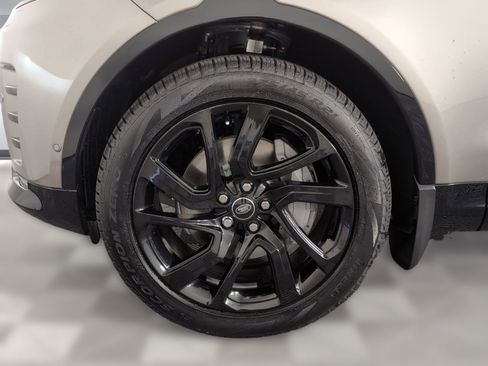 Used 2025 Land Rover Discovery Dynamic SE image 11