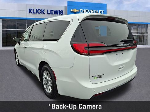 Used 2023 Chrysler Pacifica Touring-L image 5