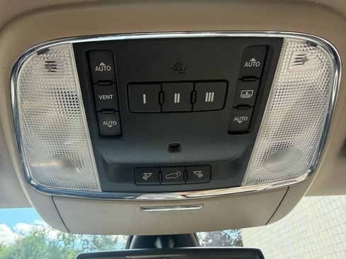 Used 2011 Jeep Grand Cherokee Overland AWD/4WD image 25