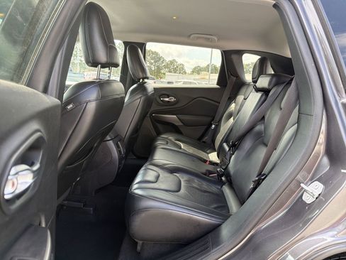 Used 2020 Jeep Cherokee Limited image 30