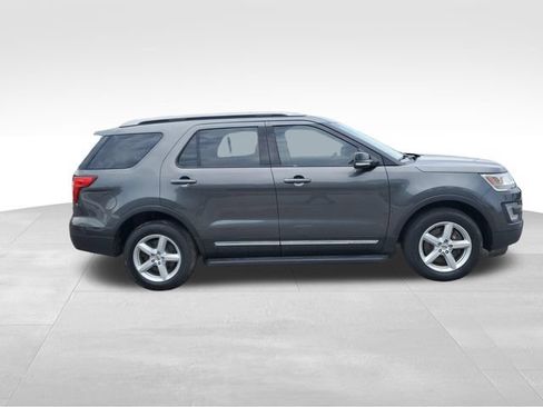 Used 2017 Ford Explorer XLT AWD/4WD image 3