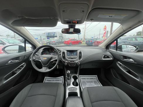 Used 2017 Chevrolet Cruze LT FWD image 21