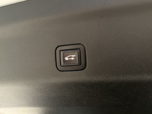 Used 2023 GMC Yukon Denali RWD image 10