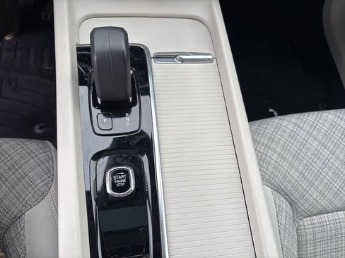 Used 2022 Volvo XC60 B5 Momentum image 27