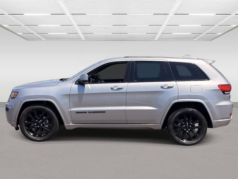 Used 2018 Jeep Grand Cherokee Altitude RWD image 2