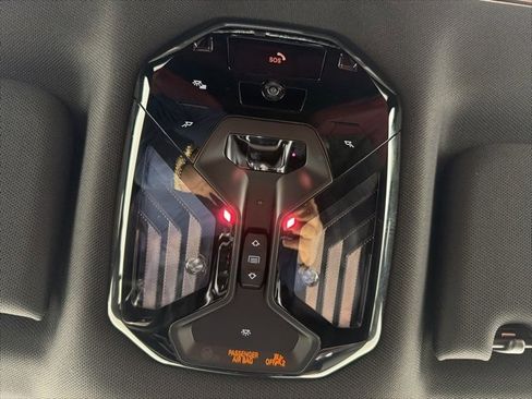 Used 2025 BMW 740i xDrive w/ Premium Package image 29