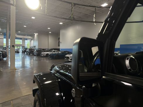 Used 2015 Jeep Wrangler Unlimited Sahara w/ Connectivity Group AWD/4WD image 15