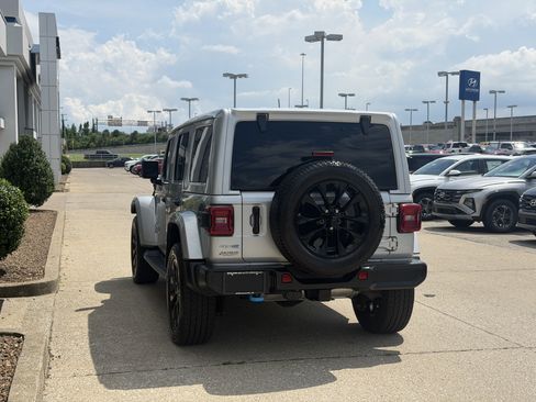 Used 2022 Jeep Wrangler Unlimited Sahara w/ Cold Weather Group AWD/4WD image 7