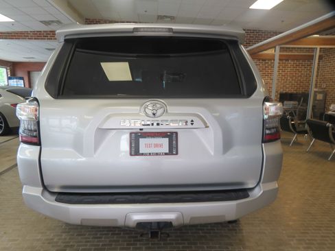 Used 2022 Toyota 4Runner SR5 AWD/4WD image 5