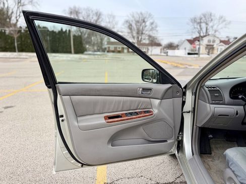 Used 2002 Toyota Camry XLE image 9