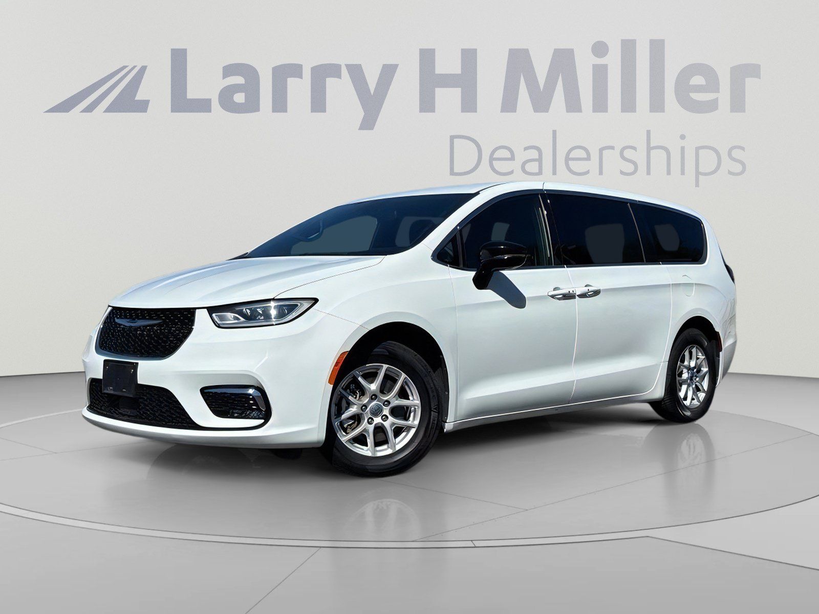 Used 2025 Chrysler Pacifica Select FWD image 2
