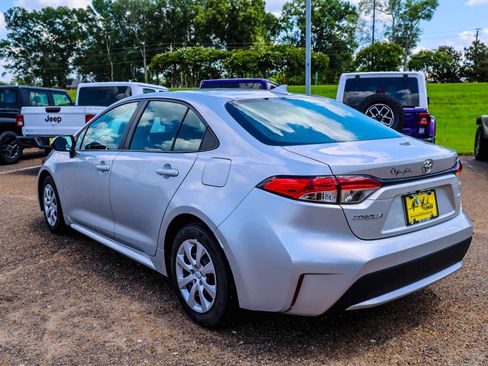 Used 2021 Toyota Corolla LE FWD image 4
