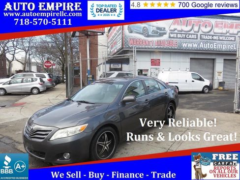 Used 2010 Toyota Camry LE image 1